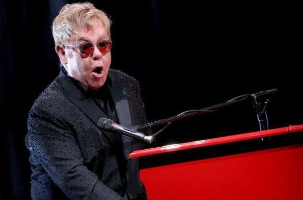El increíble Sir Elton John cumple 70 años, y lo celebramos con sus más grandes éxitos