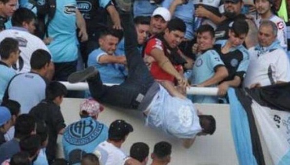 Aficionado de Belgrano es arrojado desde la tribuna ¡y muere! (+VIDEO)
