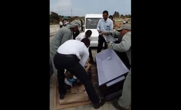 ¡Traumatizante! Cadáver cae de ataúd en plena marcha fúnebre (+VIDEO)