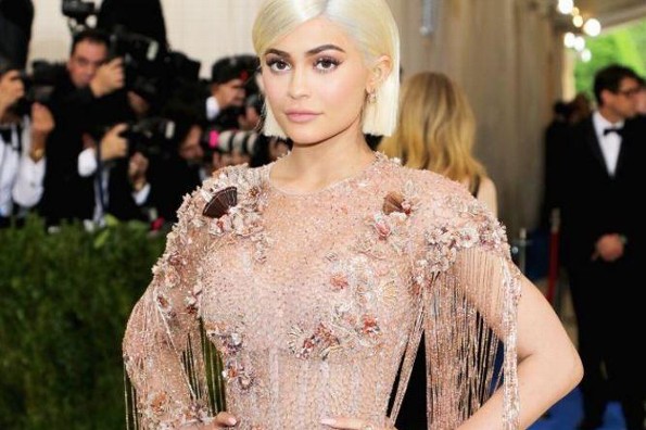 Kylie Jenner rompe las reglas del MET Gala 2017 ¡con selfie en el baño