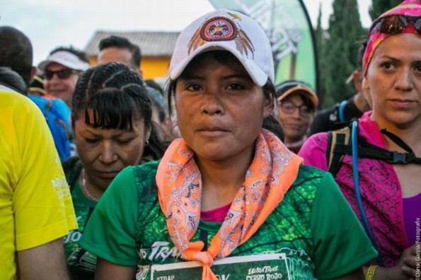 ¡Increíble! Mujer tarahumara gana maratón de 50 km ¡con sandalias y falda! (+VIDEO)