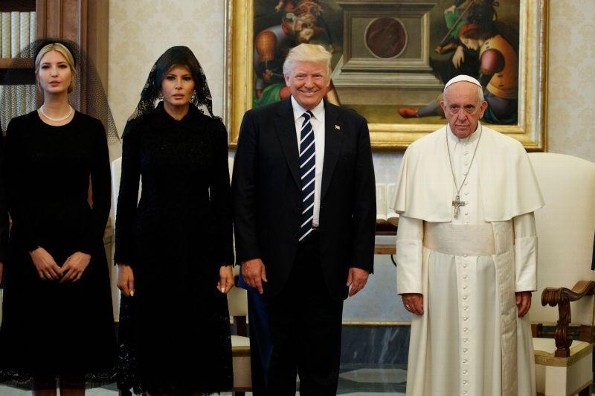 Mira los mejores MEMES de la incómoda foto del Papa Francisco y Donald Trump (+FOTOS)