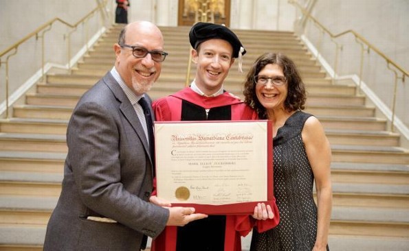 ¡Por fin! Tras doce años, Mark Zuckerberg ¡se gradúa de Harvard! (+FOTOS)