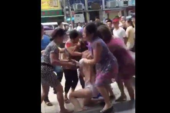 Esposas golpean a mujer porque se metió ¡con sus maridos! (+VIDEO)