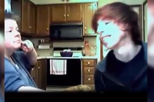 Madre se entera de que su hijo es gay ¡y su reacción se vuelve viral! (+VIDEO)