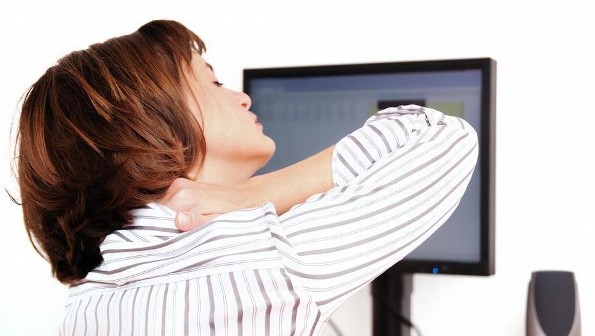 Prueba estas estrategias para combatir el dolor de cuello y hombros