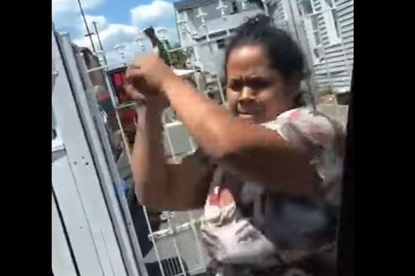 Mujer rompe a martillazos el auto de su ex ¡con sus hijos a bordo! (+VIDEO) 