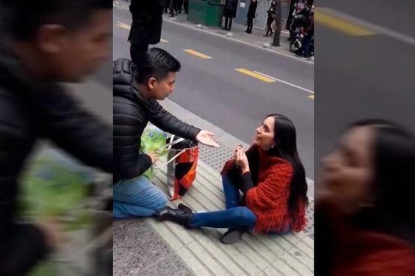 Mujer le ruega a su novio para que se case con ella ¡y termina humillada! (+VIDEO)