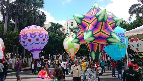 Ya llegaron los enormes globos de papel al Zócalo de Veracruz (+VIDEO)