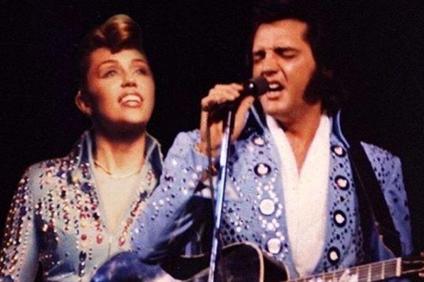 Miley Cyrus rinde homenaje a Elvis Presley en su nuevo video 