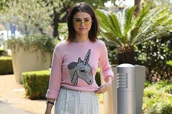¡Carísimo! Así está el suéter de unicornio de Selena Gómez que todos quieren (+FOTOS)