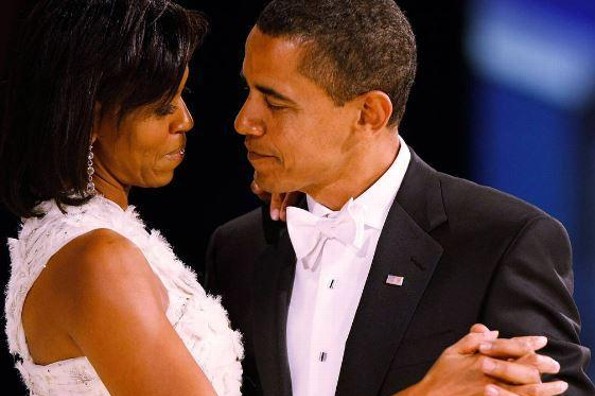 Barack Obama interrumpe evento público para felicitar a Michelle por su 25 aniversario 
