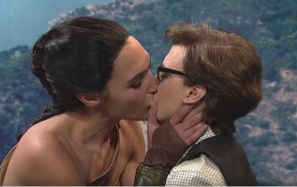 OMG! Gal Gadot sorprende a sus seguidores ¡al besar a una mujer! (+VIDEO)