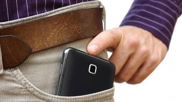 ¡Aguas! Infertilidad masculina es causada por llevar el teléfono en los bolsillos
