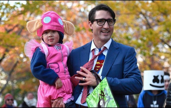 Awww! Justin Trudeau llega a sesión oficial ¡disfrazado de Clark Kent! (+FOTOS)