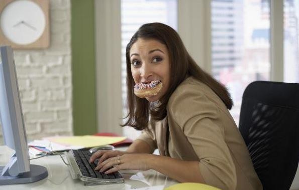 4 hábitos de oficina que te hacen engordar 