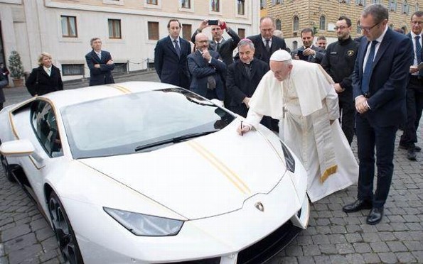 ¡Detallazo! Regalan Lamborghini de más de 200 mil dólares al Papa Francisco (+FOTOS)