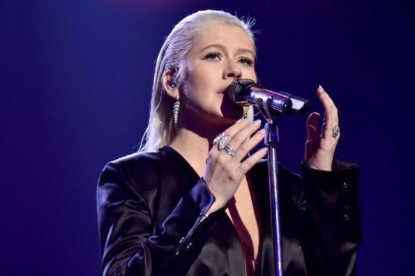Christina Aguilera sorprende a todos con su homenaje a Whitney Houston en los #AMAs 