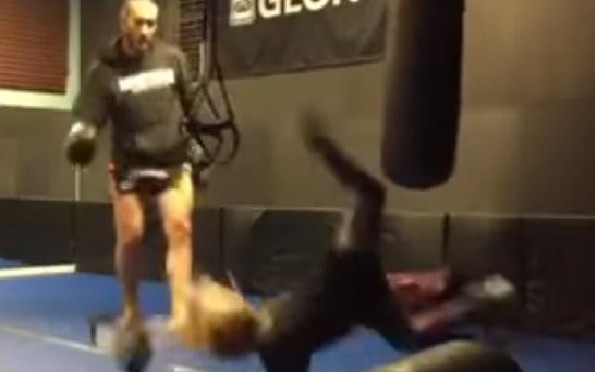 Luchador da tremenda patada a su hija ¡y la hace volar! #VIDEO