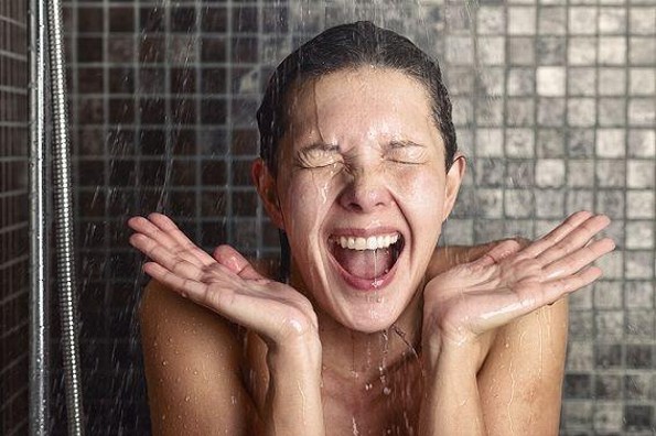 10 beneficios de bañarse con agua fría 