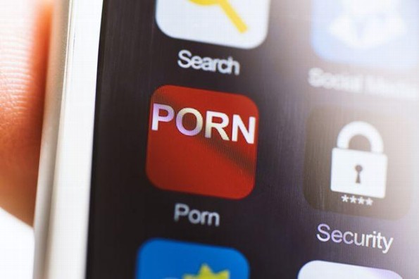 ¡Cuidado! Si eres de los que ve porno en su celular ¡corres grandes peligros! 