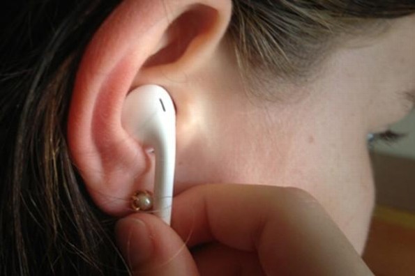 Uso constante de audífonos y cotonetes podría ocasionar otitis