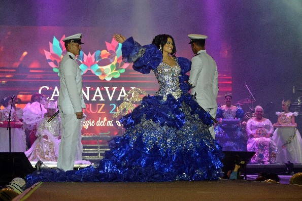  Samo y Reik hacen cantar a los jarochos en la coronación de los Reyes del Carnaval de Veracruz
