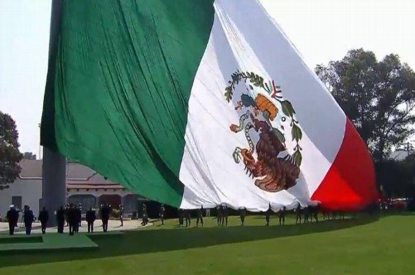 En plena conmemoración, colocan la Bandera de México ¡con el escudo al revés! 