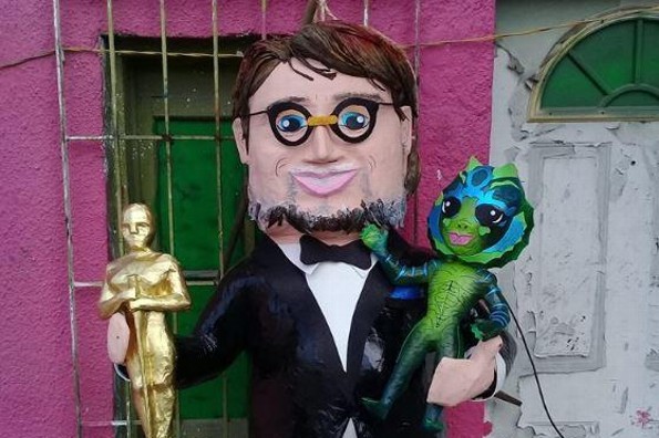 Lanzan piñata de Guillermo del Toro (+FOTOS)