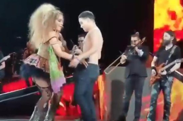 ¡Gloria Trevi deja en paños menores a un fan en el escenario! (+VIDEO)