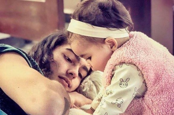 Sergio Mayer Mori presume su labor de padre enseñando a su hija a caminar (+VIDEO)