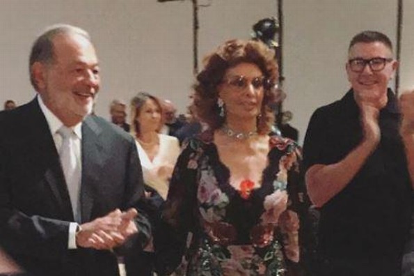 Sophia Loren asiste al desfile de Dolce & Gabbana del brazo de Carlos Slim (+FOTOS)