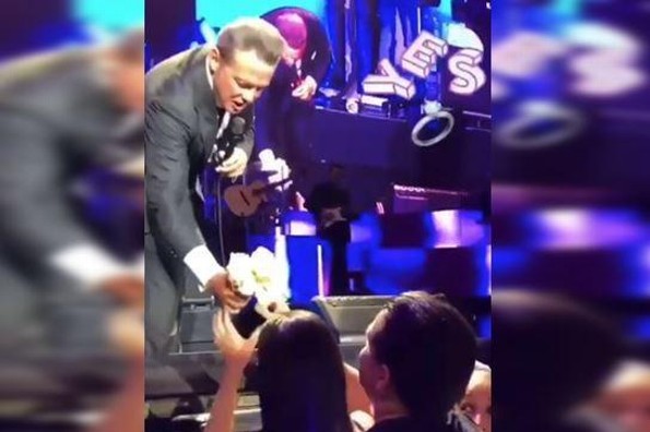 Luis Miguel ayuda a fan a pedir matrimonio en pleno concierto (+VIDEO)
