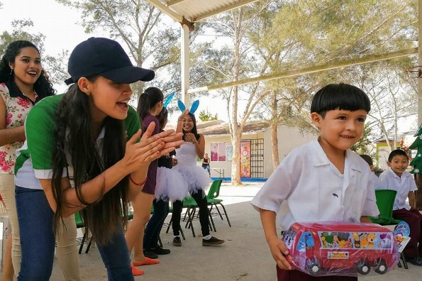 Miss Earth Veracruz enseña el cuidado del medio ambiente a niños de escuelas rurales