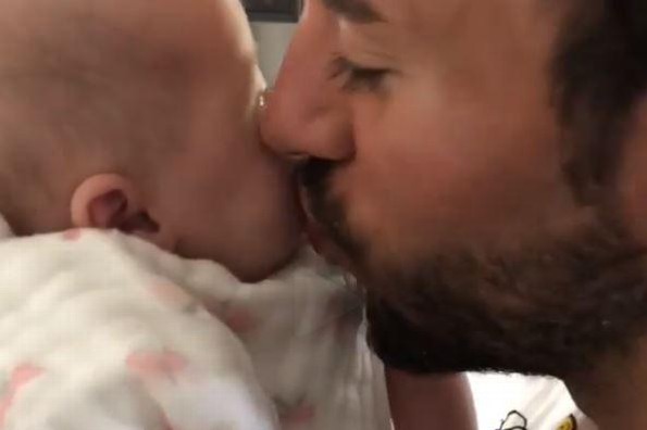 Awww! Enrique Iglesias derrite Instagram con tierna foto junto a su bebé 