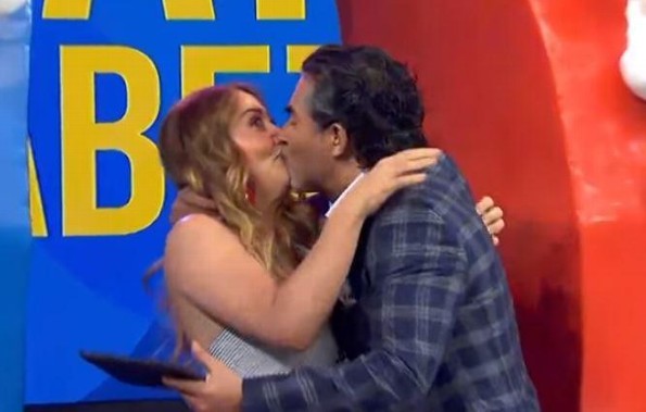 Andrea Legarreta y Raúl Araiza hacen las paces con beso ¡en la boca! (+VIDEO)