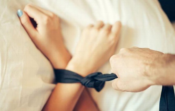 5 juegos eróticos que te ayudarán a salir de la rutina
