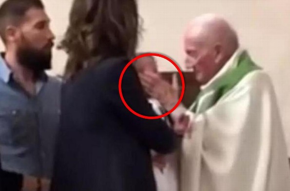 Cura abofetea a bebé en pleno bautizo porque no paraba de llorar (+VIDEO)