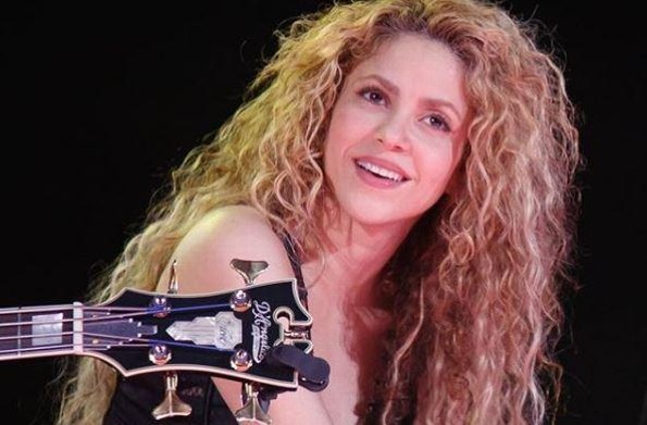 Acusan a Shakira de vender artículos nazis (+FOTO)