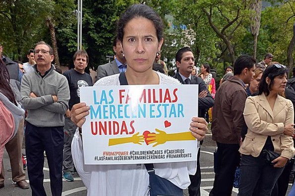 Famosos protestan frente a la embajada de  EE.UU.  por los niños migrantes enjaulados