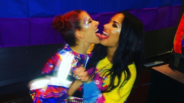Demi Lovato besa a su bailarina para celebrar el orgullo gay (+FOTO)