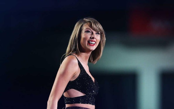 Taylor Swift se resbala sobre el escenario durante concierto (+VIDEO)