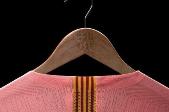 Uniforme alternativo del Barcelona divide las opiniones en redes sociales (+FOTOS)