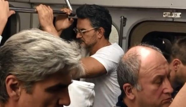 Ricardo Arjona viaja en Metro y nadie lo reconoce (+VIDEO)