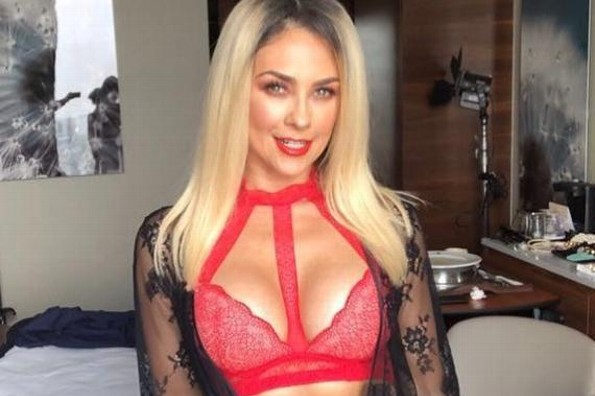 Aracely Arámbula derrocha sensualidad con sexy lenceria ¡roja! (+FOTO)