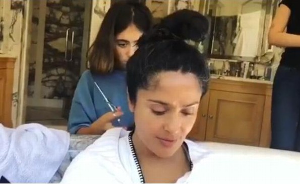Salma Hayek se deja cortar el cabello por su hija 