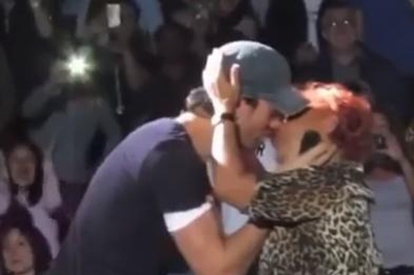 Enrique Iglesias vuelve a besar apasionadamente a una fan, ahora fue a una abuelita (+VIDEO)