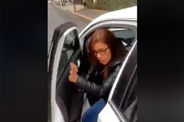 Provoca choque automovilístico, se hace la víctima y luego huye del lugar #LadyNoMeToques