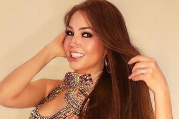 Thalía sorprende a sus fans con espectacular vestido transparente en los Latin Grammy 