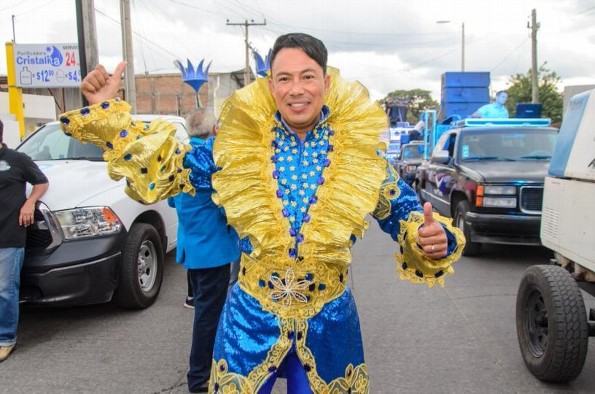 “Fineso I” feliz con su primer papaqui de Carnaval